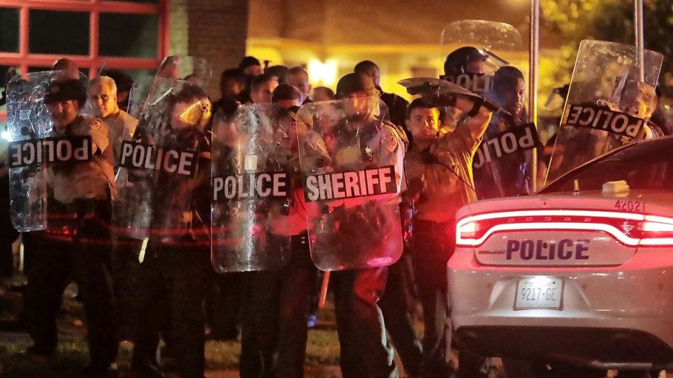 Σοβαρά επεισόδια στο Μέμφις, μετά τον θάνατο ενός 20χρονου μαύρου από αστυνομικά πυρά (βίντεο)