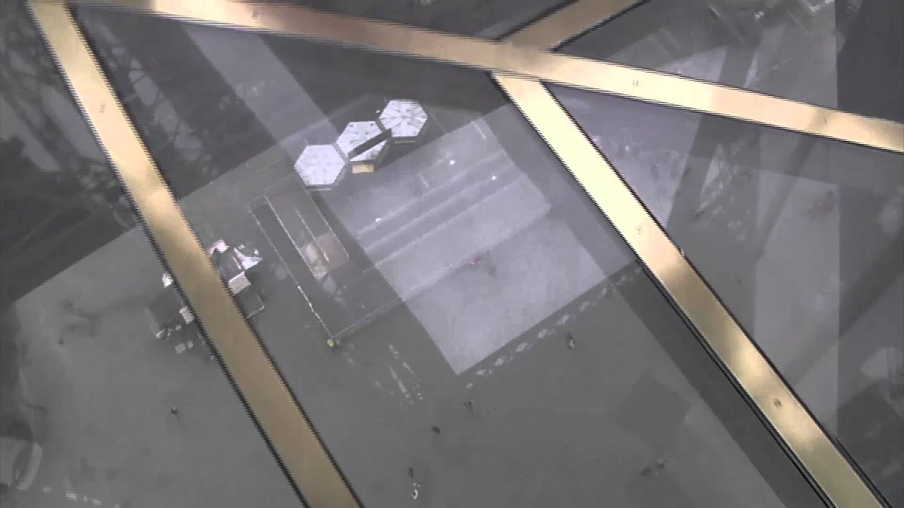 Δείτε τη στιγμή που σπάει γυάλινο πάτωμα σε ουρανοξύστη του Σικάγο (βίντεο)