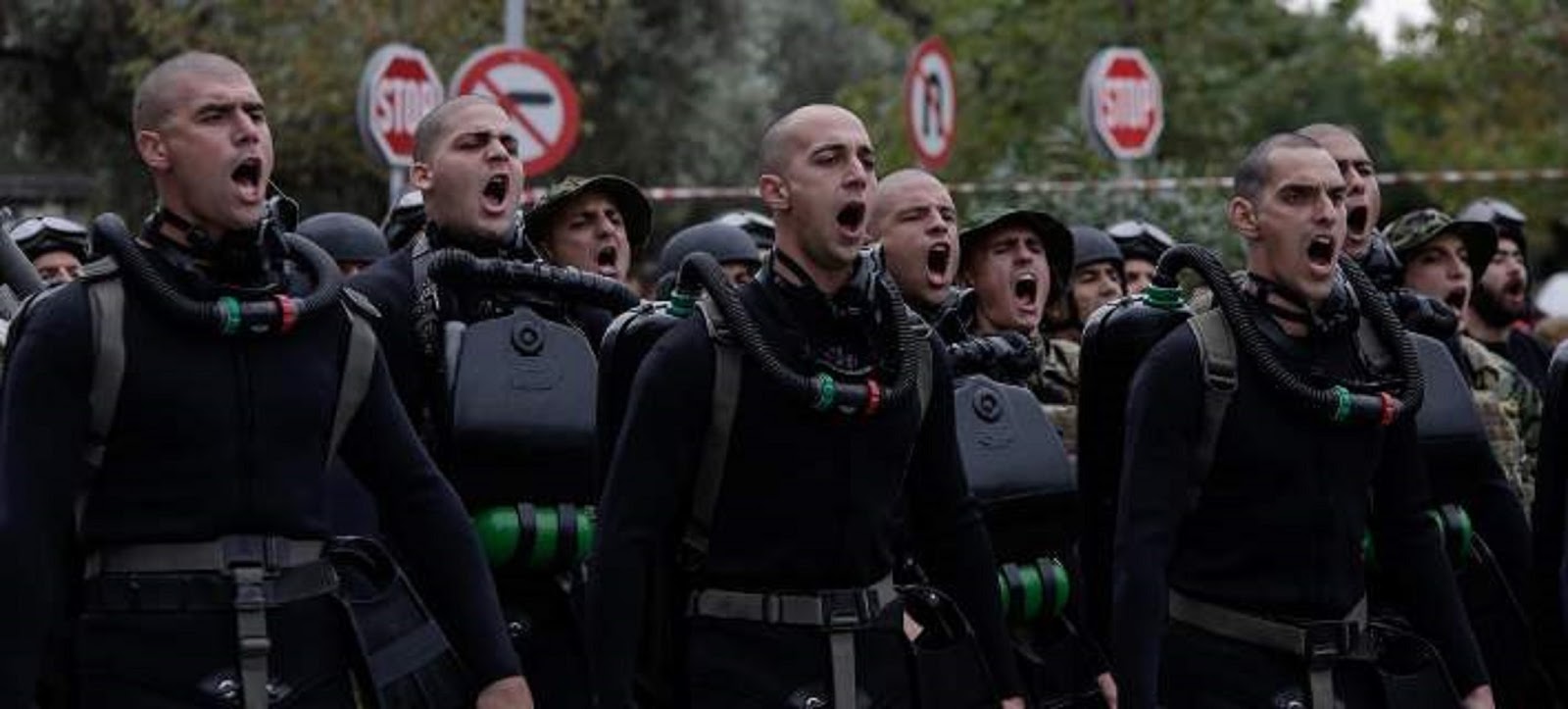 Ανατριχιαστικό αντίο των ΟΥΚ πάνω από τον τάφο του νεκρού βατραχανθρώπου (βίντεο)