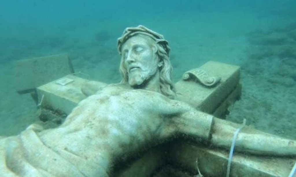 Χιλιάδες προσκυνητές στο βυθισμένο άγαλμα του Ιησού Χριστού (βίντεο)