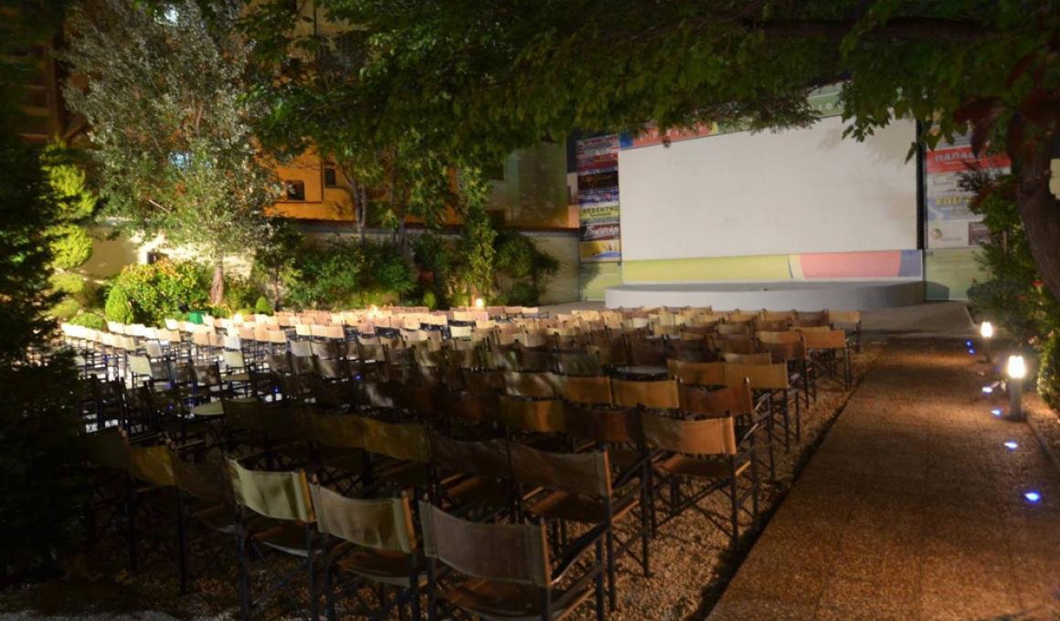 Πεζόδρομοι, μουσεία και πάρκα της Αθήνας μεταμορφώνονται σε θερινά σινεμά με δωρεάν είσοδο