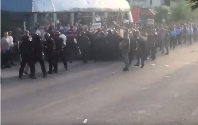 Χάος στην Αλβανία – Εξαγριωμένοι πολίτες πήραν με τις πέτρες τον Έντι Ράμα (βίντεο)