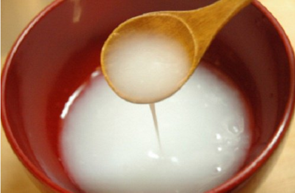 Μην πετάτε το νερό από το βράσιμο του ρυζιού – Δείτε τι καλό κάνει