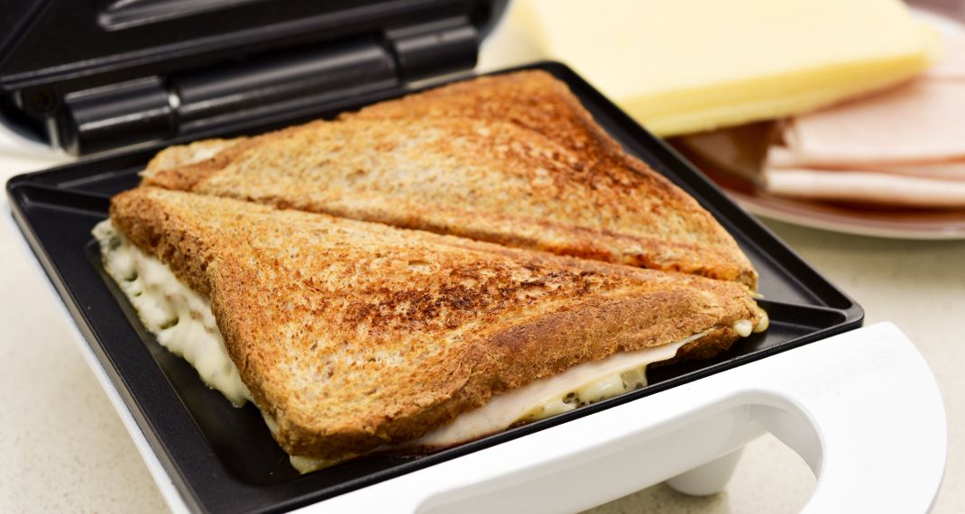 Ποιο είναι το κόλπο για να κρατάς καθαρή την τοστιέρα πάντα!