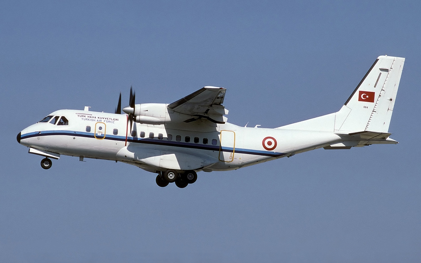 Παραβιάσεις από τουρκικά CN-235 σε όλο το Αιγαίο