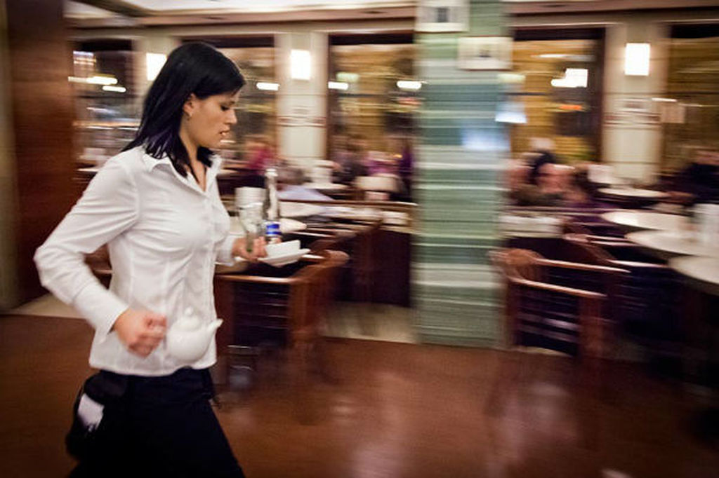 Λάρισα: Σερβιτόρα έπεσε θύμα απάτης από Βολιώτη – Του έδινε κάθε μέρα χρήματα