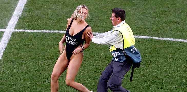 Kinsey Wolanski: Η εισβολέας του τελικού του Champions League επέστρεψε στο Instagram