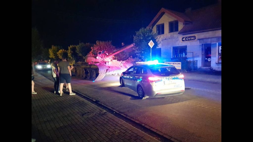 Τρόμος στην Πολωνία: Μεθυσμένος βγήκε στους δρόμους με… άρμα μάχης (φωτο)