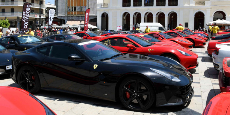 «Κοκκίνισε» η Πάτρα – Παρέλαση από Ferrari (φωτο)
