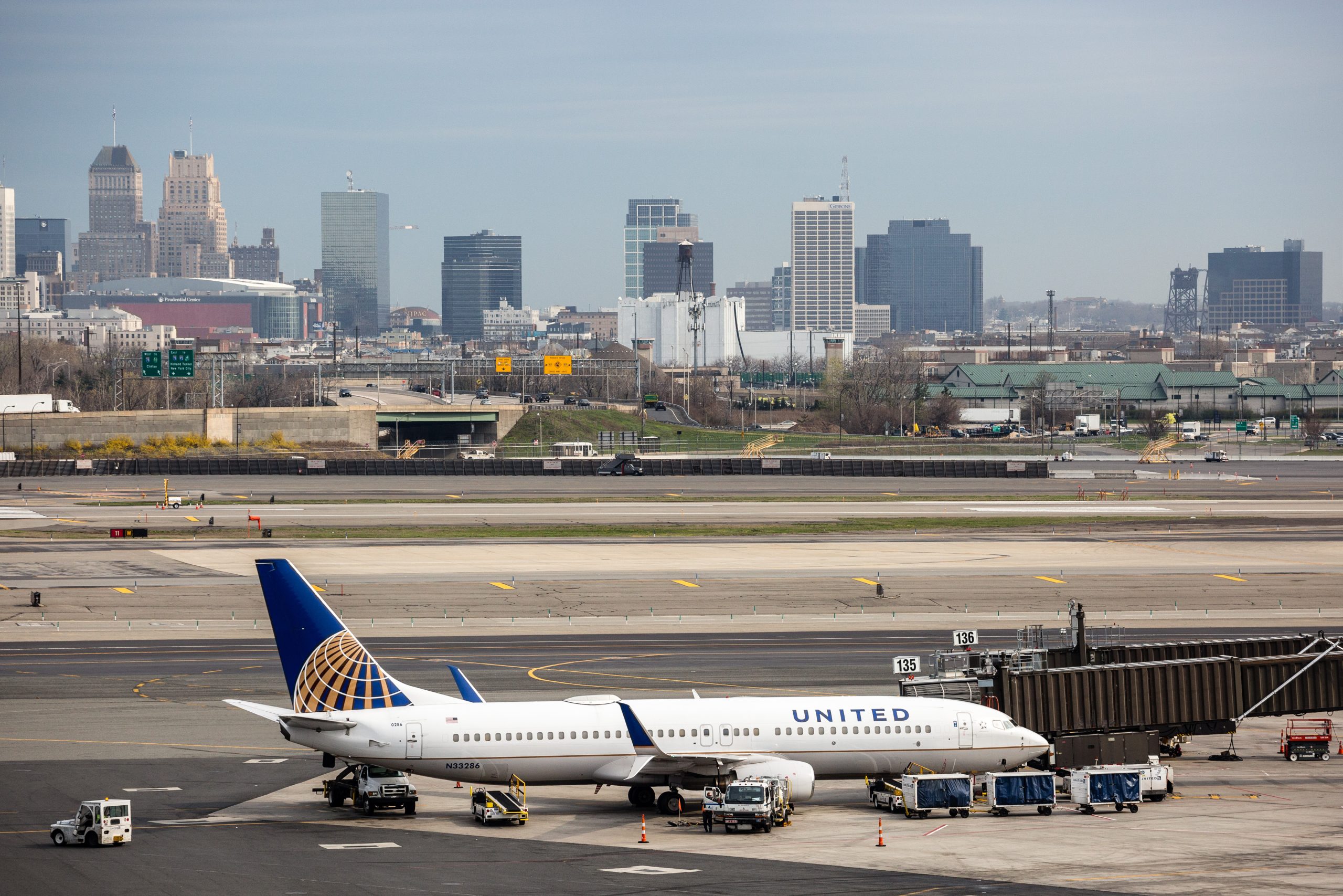 Νιούαρκ: Αεροσκάφος της United Airlines βγήκε εκτός διαδρόμου