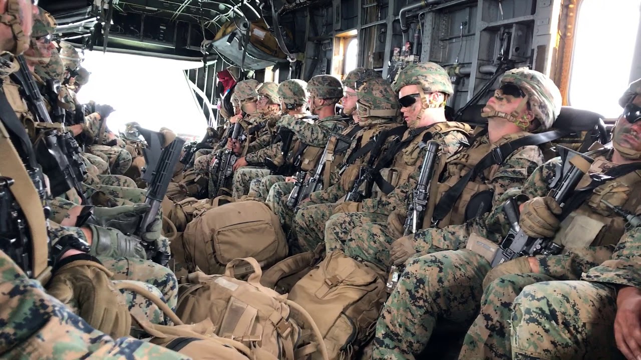Αμερικανοί πεζοναύτες σε αεραπόβαση: Από τα ελικόπτερα στο έδαφος