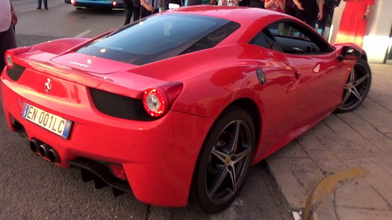 Γέμισε Ferrari η Πάτρα – Υποδοχή με παραδοσιακές στολές (βίντεο-φωτο)