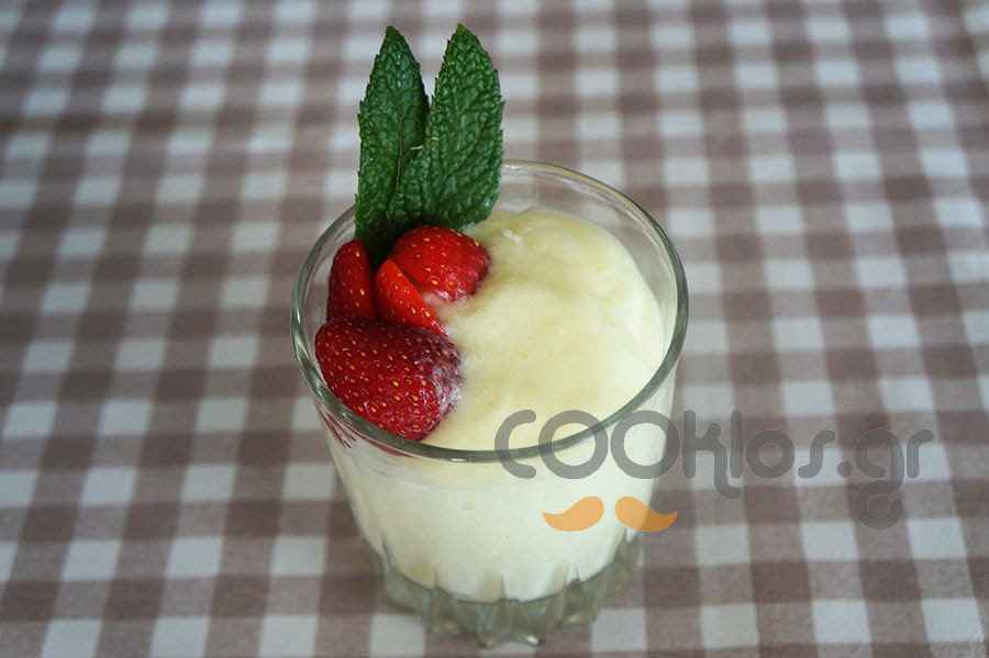 Η συνταγή της ημέρας: Δροσερό γιαουρτογλυκό με χαμηλά λιπαρά