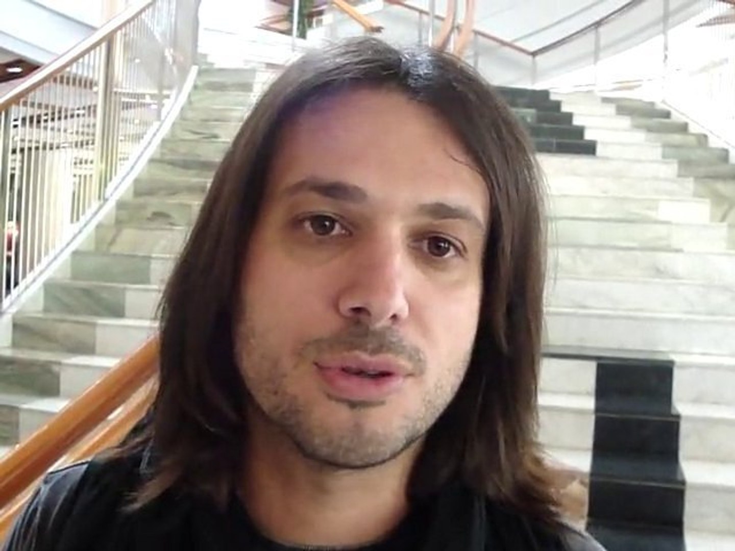 Καναδάς: Ο Λάζος Ιωαννίδης παίζει ροκ μουσική με την ποντιακή του λύρα και «τρελαίνει» τον κόσμο (βίντεο)