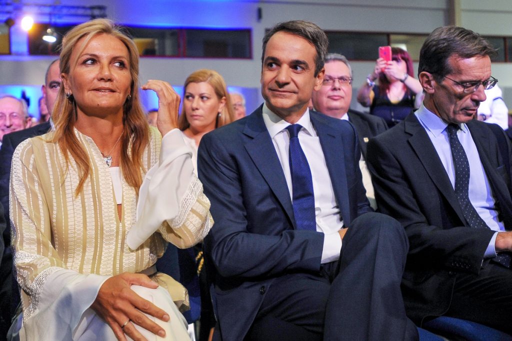 Η Μαρέβα Μητσοτάκη στην Τήνο – Καθάρισε μαζί με εθελοντές παραλίες από πλαστικά (φωτο)