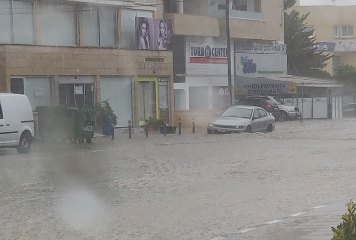 Έντονα καιρικά φαινόμενα στη Λευκωσία – Οχήματα εγκλωβίστηκαν σε πλημμυρισμένουε δρόμους (φώτο)