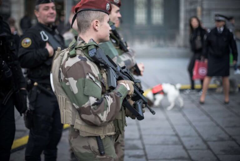 Λιον: Στρατιώτης πυροβόλησε άνδρα που απειλούσε με μαχαίρι!
