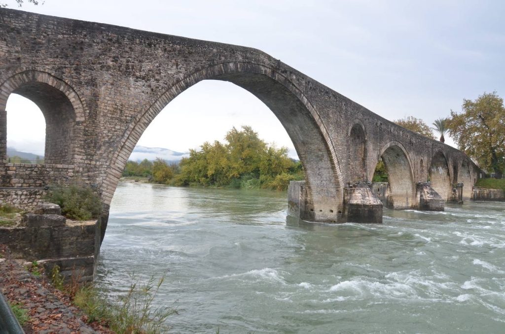 «Ολημερίς το χτίζανε, το βράδυ εγκρεμιζόταν» – Πώς το γεφύρι της Άρτας έγινε συνώνυμο του ακατόρθωτου
