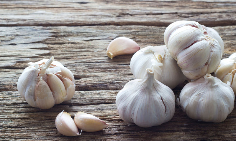 Σκόρδο ωμό ή μαγειρεμένο; – Τι είναι καλύτερο για την υγεία;