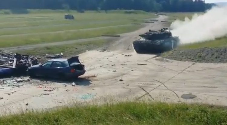 Δείτε άρμα μάχης Leopard 2Α4 να ισοπεδώνει μία BMW (βίντεο)