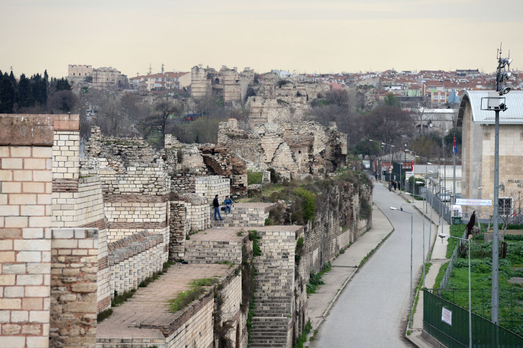 Δέντρα απειλούν τα ιστορικά τείχη της Κωνσταντινούπολης – Η ιστορία των «θεοφύλακτων» τειχών (βίντεο)