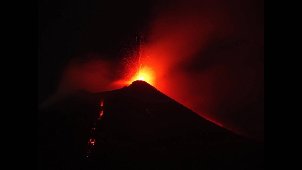 Εντυπωσιακό βίντεο από την Αίτνα: Εκτοξεύεται λάβα και τέφρα (βίντεο)