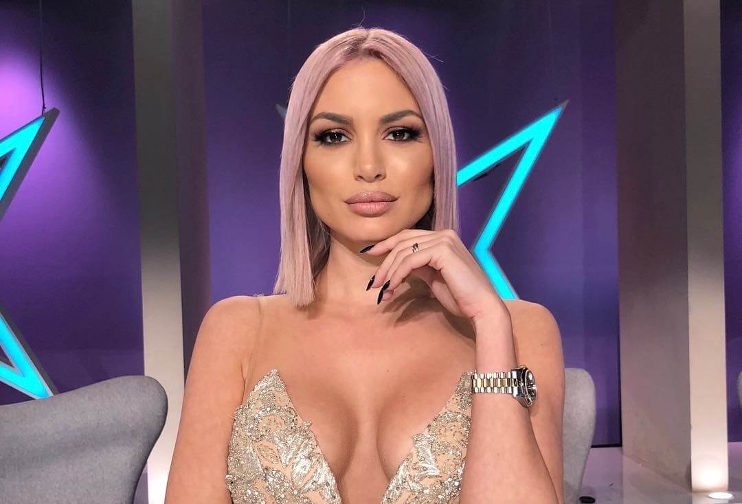 Η Αλεξάνδρα Παναγιώταρου ξαπλώνει στην άμμο και προτάσσει τις καμπύλες της (φώτο)