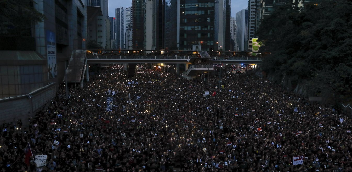 Χονγκ Κονγκ: Εκατοντάδες χιλιάδες πολίτες «ανοίγουν δρόμο» για να περάσει ασθενοφόρο (βίντεο)