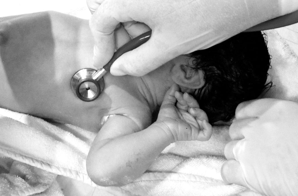 Κως: Γυναίκα από το Καμερούν γέννησε σε βεράντα σπιτιού άγνωστης