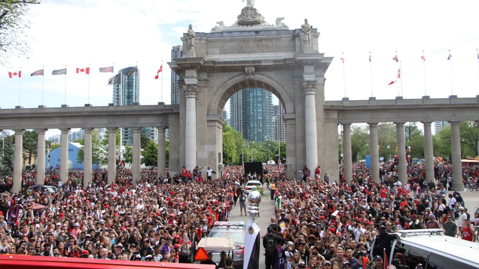 Τορόντο: 2.000.000 άνθρωποι «γκρέμισαν τα τείχη» για τους πρωταθλητές Ράπτορς (φώτο-βίντεο)