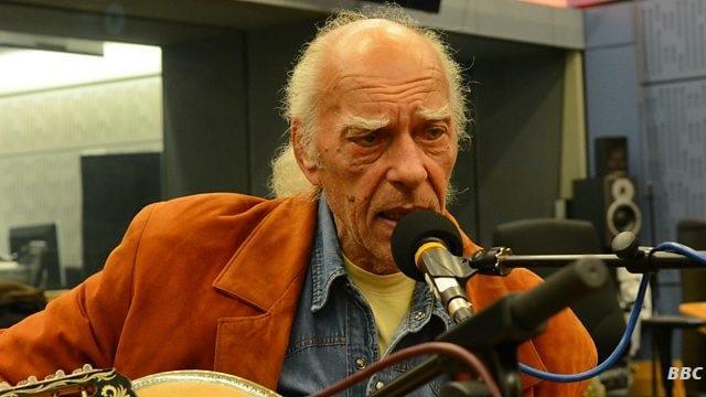 Πέθανε ο δεξιοτέχνης του μπουζουκιού Στέλιος Βαμβακάρης (βίντεο)