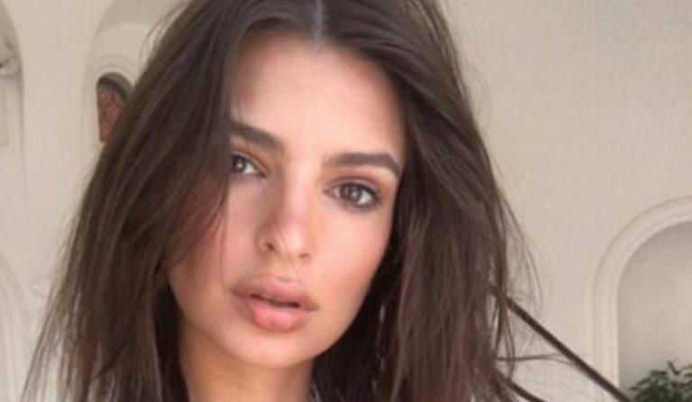 Έμιλι Ραταϊκόφσκι: Βάζει «φωτιά» στο instagram με μικροσκοπικό μαγιό της (φωτο)