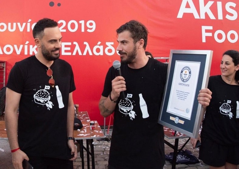Ο Άκης Πετρετζίκης μπήκε στο βιβλίο Guinness – Δεν θα πιστεύετε τον λόγο (φώτο)