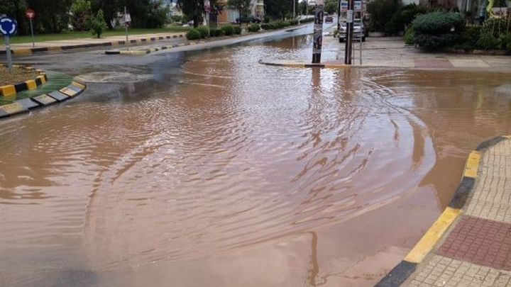 Γλυφάδα: Σε «ποτάμι» μετατράπηκε η Λεωφόρος Βουλιαγμένης (βίντεο)