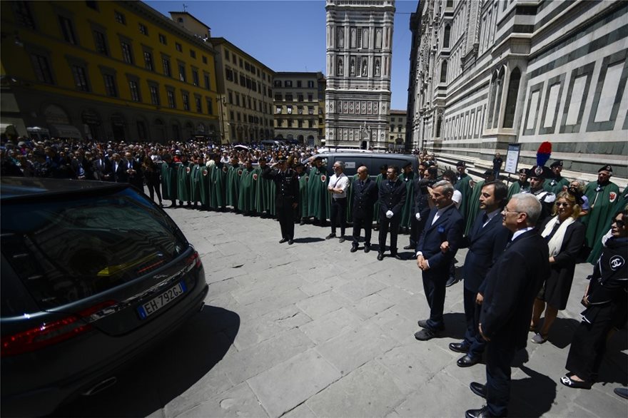 Χιλιάδες κόσμου αποχαιρέτησαν τον Φράνκο Τζεφιρέλι στη Φλωρεντία (φωτο)