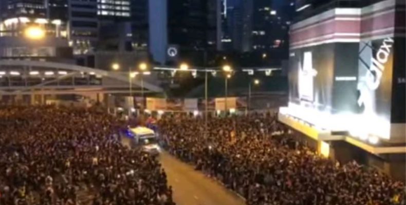 Χονγκ Κονγκ: Δες την εντυπωσιακή στιγμή που ασθενοφόρο διασχίζει διαδήλωση σε… δευτερόλεπτα (βίντεο)