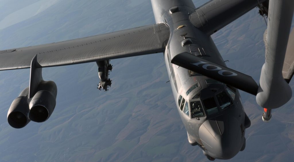 Βίντεο: Ρωσικό Su-27 αναχαιτίζει αμερικανικό Β-52 στη Βαλτική