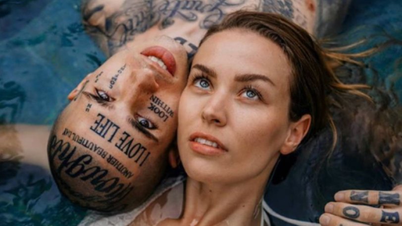 Instagrammer τα «παίρνει» από τη μητέρα του για να γυρίζει τον κόσμο με την κοπέλα του: «Η δουλειά δεν είναι…» (φώτο)