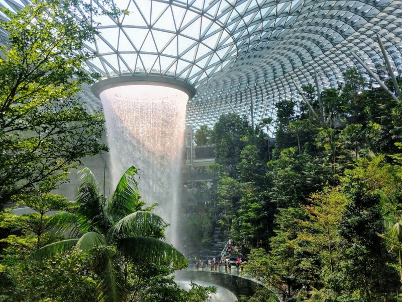 Έφτιαξαν δάσος με καταρράκτες μέσα στο αεροδρόμιο Σιγκαπούρης (βίντεο)