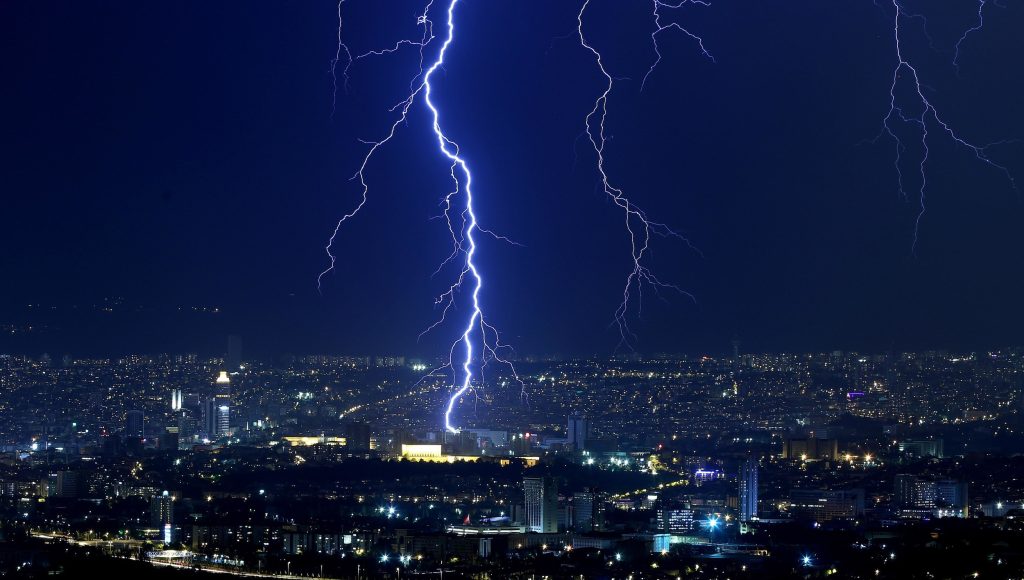 Καιρός: Πάνω από 6.500  κεραυνοί έπεσαν μέσα σε οκτώ ώρες στην Ελλάδα