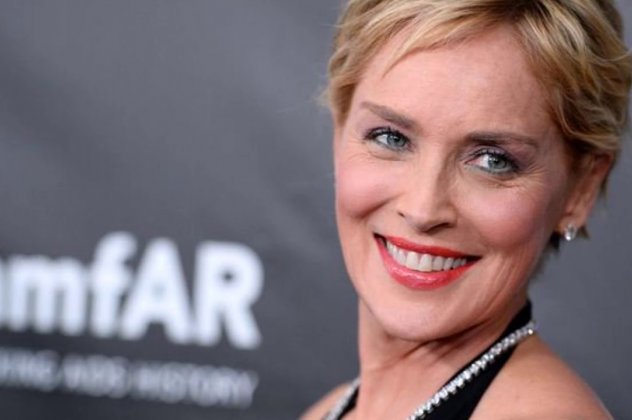 H Σάρον Στόουν χωρίς ίχνος κυτταρίτιδας με μπότες πάνω από το γόνατο και κορμάκι (βίντεο)