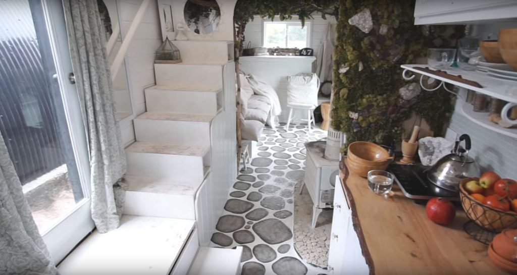 Zευγάρι καλλιτεχνών από το Τορόντο έφτιαξε το πιο απίστευτο τροχόσπιτο εμπνευσμένο από τη Μύκονο (βίντεο)