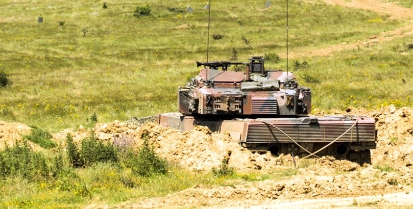 Αμερικανική πρεσβεία στην Αθήνα: Φωτογραφία με ελληνικό Apache και Leopard 2HEL