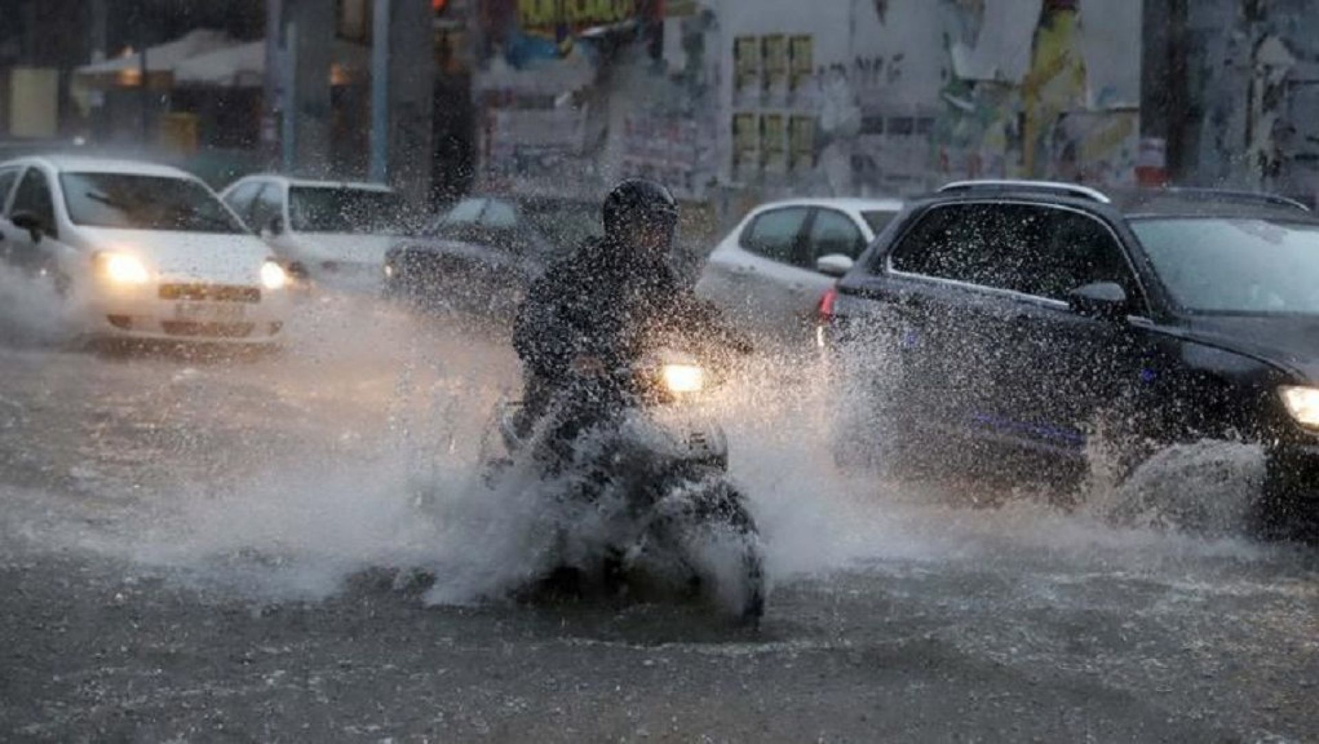 Καλοκαιρινό μπουρίνι «σάρωσε» την Αττική – Δρόμοι μετατράπηκαν σε «ποτάμια» – «Έπεσαν» 680 κεραυνοί!