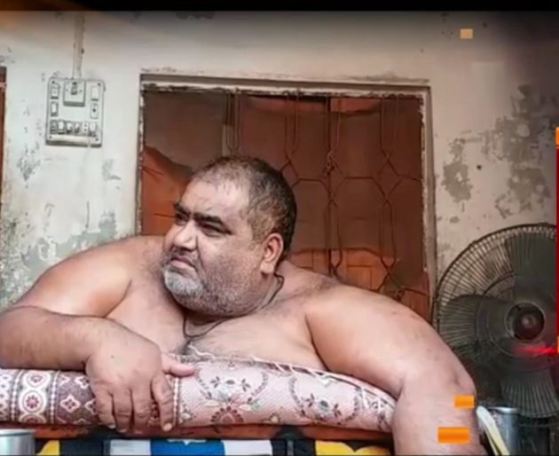 Άνδρας ζυγίζει 330 κιλά & χρειάστηκε ελικόπτερο για να τον μεταφέρει – Γκρέμισαν τον τοίχο του σπιτιού του (βίντεο)