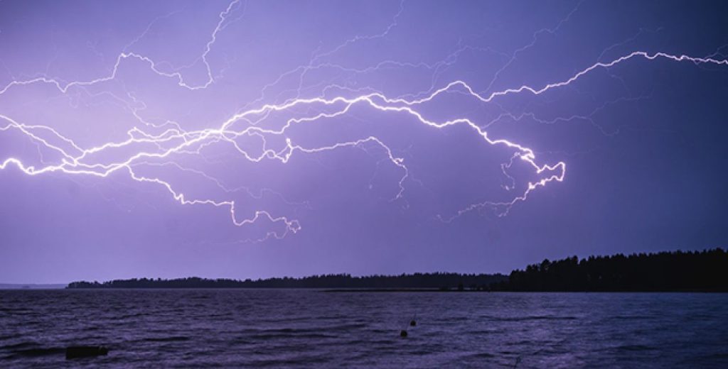 Καιρός: Πάνω από 6.500 κεραυνοί έπεσαν μέσα σε οκτώ ώρες