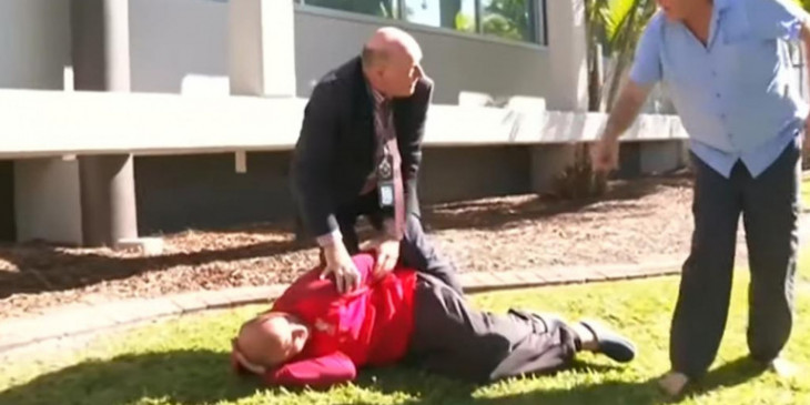 Αστυνομικός αφήνει σύξυλους τους ρεπόρτερ και κάνει τάκλιν για να συλλάβει άνδρα (βίντεο)