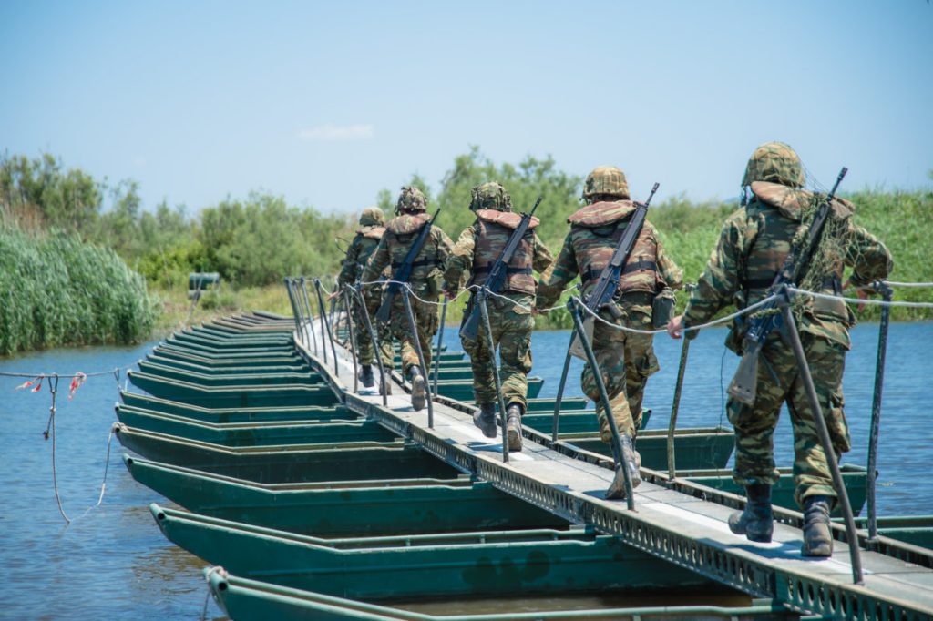 Ο ΕΣ ετοιμάζεται για αντεπίθεση στον Έβρο: Ασκήσεις διάβασης υδάτινων κωλυμάτων (φωτό)
