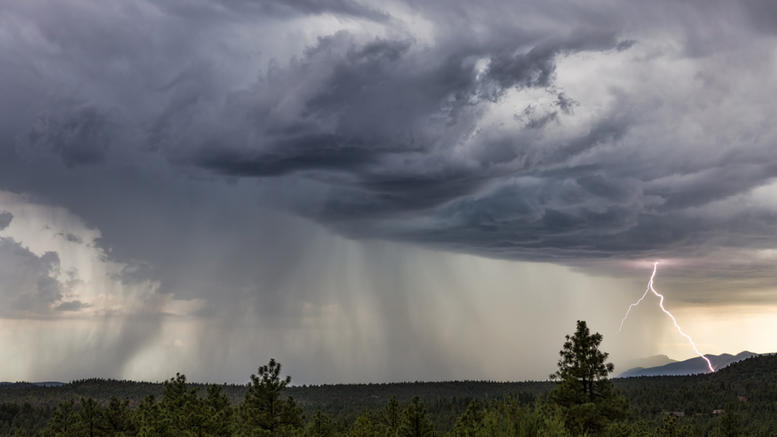 Μπουρίνι στην Κηφισιά – Έπεσε το ρεύμα εξαιτίας κεραυνού (βίντεο)