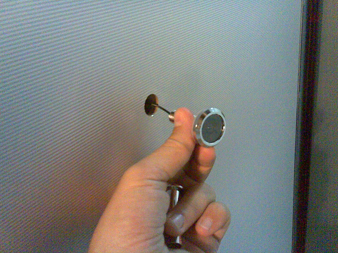 Αυτός είναι ο λόγος που όταν φεύγετε για ταξίδι πρέπει να κλείνετε το ματάκι της πόρτας (βίντεο)